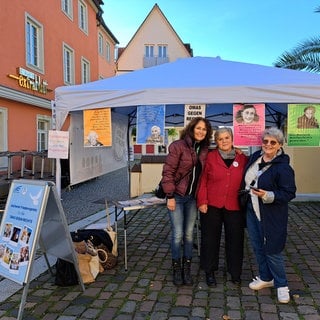 Die "Omas gegen Rechts" aus Neustadt an der Weinstraße bekommen für ihr Engagement den Brückenpreis des Landes Rheinland-Pfalz verliehen