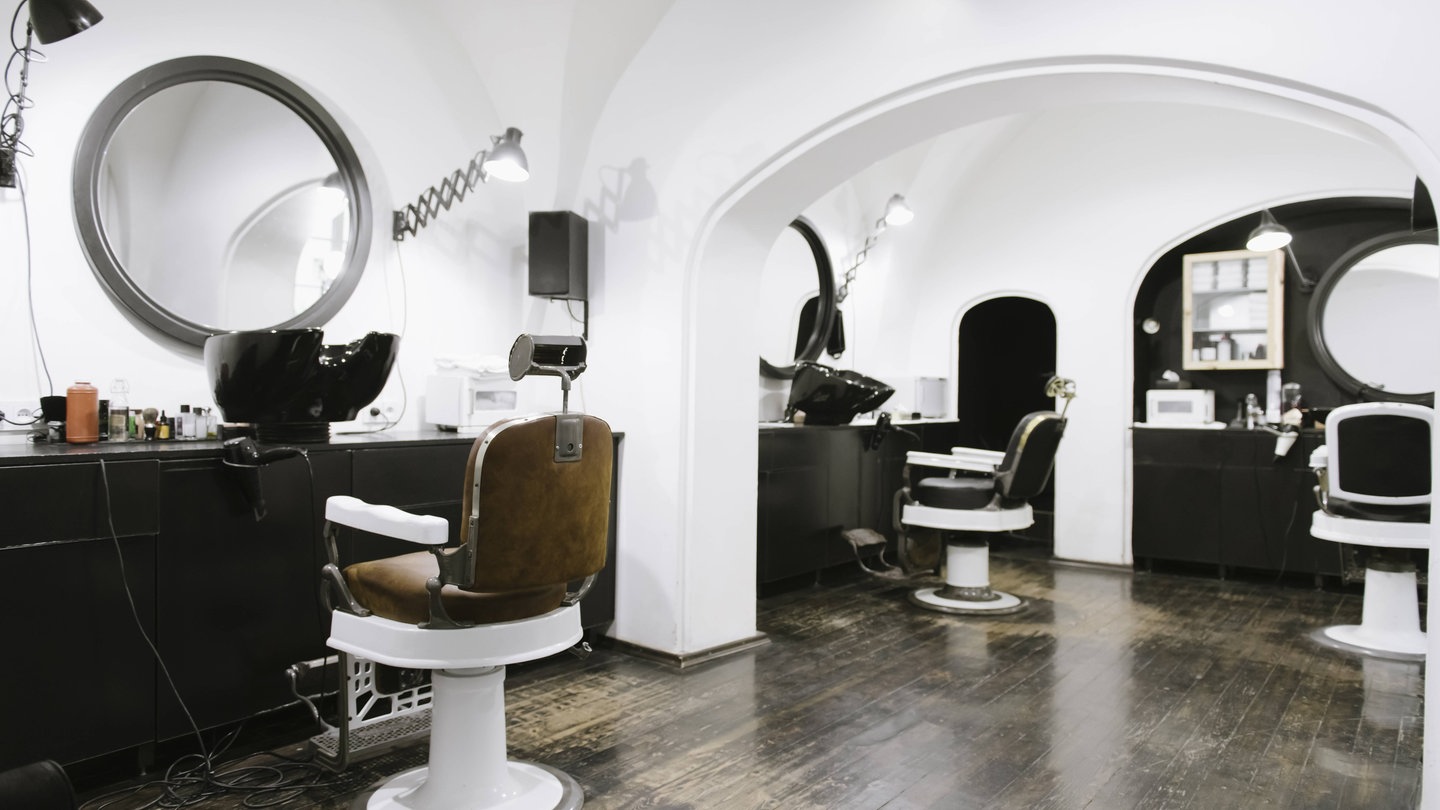 Leere Friseurstühle in einem Salon. Auch Friseure in der Pfalz verlangen inzwischen für nicht abgesagte Termine Gebühren.