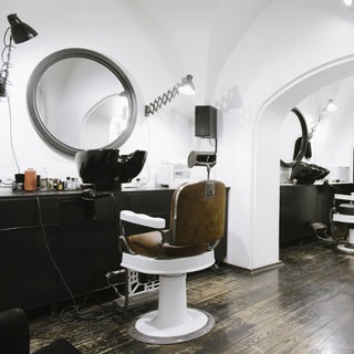 Leere Friseurstühle in einem Salon. Auch Friseure in der Pfalz verlangen inzwischen für nicht abgesagte Termine Gebühren.