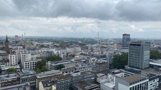 Luftansicht von Ludwigshafen mit Sparkassen-Hochhaus. Die verschuldete Stadt wird wohl Steuern und Gebühren erhöhen.