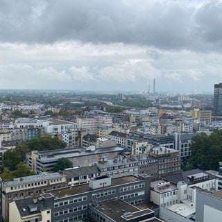 Luftansicht von Ludwigshafen mit Sparkassen-Hochhaus. Die verschuldete Stadt wird wohl Steuern und Gebühren erhöhen.