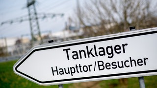 Das Hinweisschild für ein Tanklager (Archivbild)