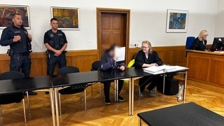 Ein Mann aus Ludwigshafen muss für elf Jahre ins Gefängnis, weil er im Streit einen anderen Mann erstochen hat. 