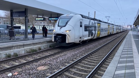 Während der Sperrung der Riedbahn in Südhessen sind täglich dutzende ICEs und Güterzüge durch die Vorderpfalz und Rheinhessen umgeleitet worden. Der Nahverkehr zwischen Ludwigshafen und Mainz war deshalb eingeschränkt. Nur alle 30 Minuten kam eine Regionalbahn. Platz für die Fahrgäste gab es genug: Drei S-Bahn-Züge fuhren zusammengekoppelt, hier in Frankenthal.