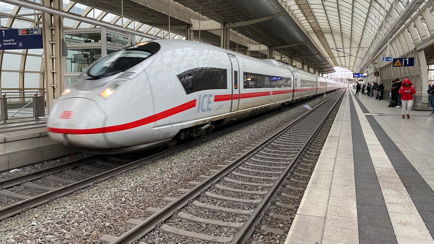 Während der Sperrung der Riedbahn in Südhessen sind täglich dutzende ICEs und Güterzüge durch die Vorderpfalz und Rheinhessen umgeleitet worden. Der ICE 371 von Hamburg nach Interlaken (Schweiz) fährt durch den Haltepunkt 