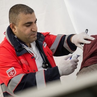 Der Chirurg und anerkannte Flüchtling Khaled Shamsi aus Syrien, der ehrenamtlich für die Malteser Flüchtlinge behandelt