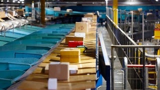 Pakete im DHL Paketzentrum in Speyer.