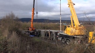 Ein Lkw samt Sattelschlepper ist bei Bad Dürkheim in den Abhang gerutscht und muss geborgen werden.