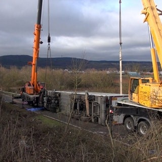 Ein Lkw samt Sattelschlepper ist bei Bad Dürkheim in den Abhang gerutscht und muss geborgen werden.