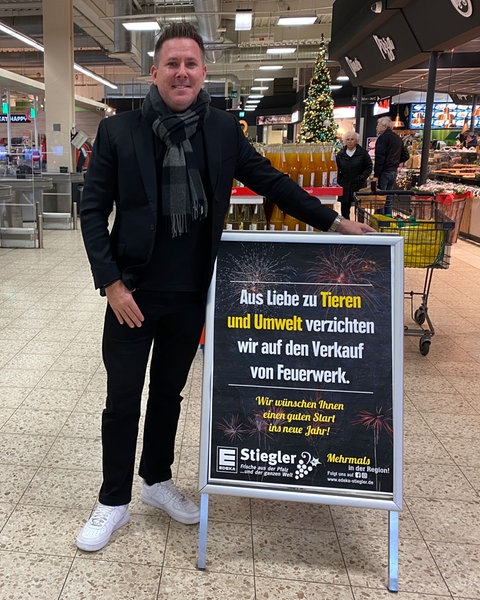 Benjamin Stiegler, der gemeinsam mit seinem Bruder neun Edeka-Märkte in der Vorderpfalz betreibt, verkauft in seinen Geschäften kein Silvester-Feuerwerk mehr. Und zwar aus Umwelt- und Tierschutzgründen.