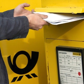 Briefe werden in Briefkasten der Post eingeworfen. In der Südpfalz soll eine Bande Rechnungen aus Postbriefkästen geklaut und manipuliert haben.