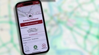 Die Ersthelfer-App "Katretter" ist auf einem Smartphone zu sehen