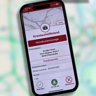 Die Ersthelfer-App "Katretter" ist auf einem Smartphone zu sehen