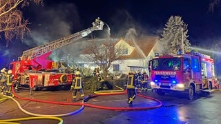 In Neustadt hatt in der Nacht ein Dachstuhl gebrannt. Die Feuerwehr war bis in den Morgen im Einsatz.