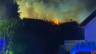 In Neustadt hatt in der Nacht ein Dachstuhl gebrannt. Die Feuerwehr war bis in den Morgen im Einsatz.