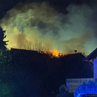 In Neustadt hatt in der Nacht ein Dachstuhl gebrannt. Die Feuerwehr war bis in den Morgen im Einsatz.