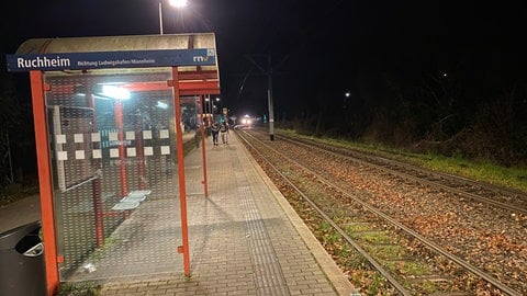 Schon wieder Entgleisung in Ludwigshafen-Ruchheim: Auf der Rhein-Haardtbahn-Strecke ist erneut eine Straßenbahn aus den Schienen gesprungen. Und zwar an genau derselben Stelle wie am Vortag. Die Unglücksursache ist unklar.