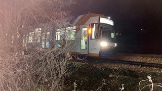 Schon wieder Entgleisung in Ludwigshafen-Ruchheim: Auf der Rhein-Haardtbahn-Strecke ist erneut eine Straßenbahn aus den Schienen gesprungen. Und zwar an genau derselben Stelle wie am Vortag. Die Unglücksursache ist unklar.