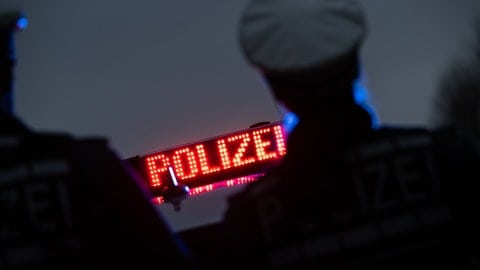 Bei einem Frontalzusammenstoß bei Bad Dürkheim ist am Samstagabend eine Schwangere schwer verletzt worden.