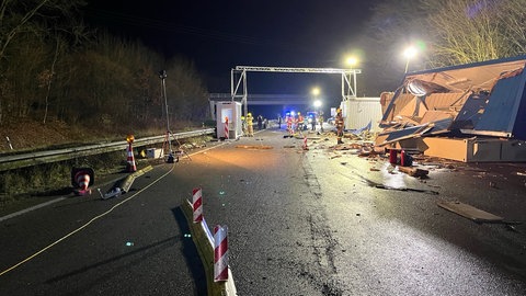 Trümmerfeld am Grenzkontrollposten Scheibenhardt nach einem Lkw-Unfall durch einen betrunkenen Fahrer