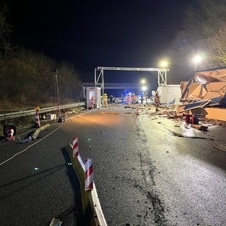 Trümmerfeld am Grenzkontrollposten Scheibenhardt nach einem Lkw-Unfall durch einen betrunkenen Fahrer