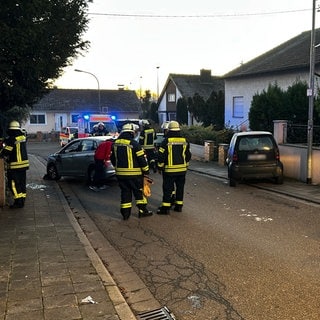 Autounfall in Heßheim, Auto auf die Seite gekippt