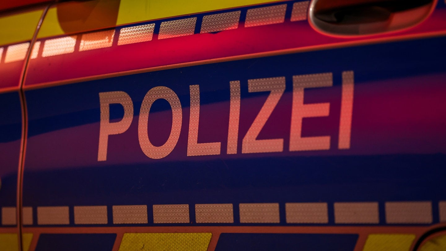 Bei einem Unfall in Ludwigshafen prallte am Donnerstagabend ein Polizeiauto mit einer Straßenbahn zusammen.