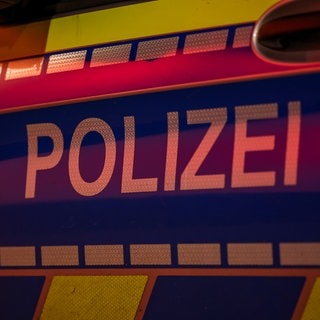 Bei einem Unfall in Ludwigshafen prallte am Donnerstagabend ein Polizeiauto mit einer Straßenbahn zusammen.