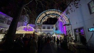 Der Koblenzer Weihnachtsmarkt hat wie einige weitere in Rheinland-Pfalz noch bis ins neue Jahr geöffnet.