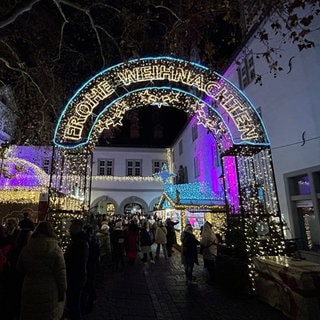 Der Koblenzer Weihnachtsmarkt hat wie einige weitere in Rheinland-Pfalz noch bis ins neue Jahr geöffnet.