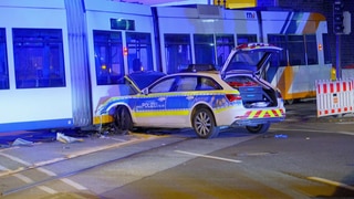 In Ludwigshafen ist ein Polizeiwagen in eine Straßenbahn gekracht