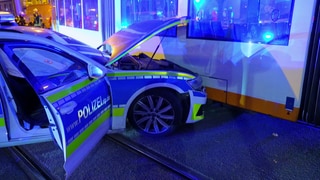 Ein Polizeiauto steht nach dem Aufprall mit einer Straßenbahn in Ludwigshafen am Unfallort.