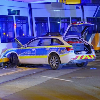 In Ludwigshafen ist ein Polizeiauto in eine Straßenbahn gekracht