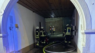 Die Feuerwehr aus Edenkoben und Edesheim ist am Freitagabend, 27. Dezember, zu einem Feuer in einem Mehrfamilienhaus in Edenkoben alarmiert worden.