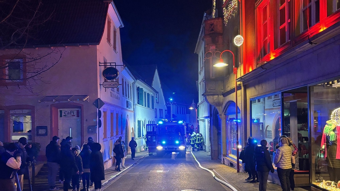 Die Feuerwehr aus Edenkoben und Edesheim ist am Freitagabend, 27. Dezember, zu einem Feuer in einem Mehrfamilienhaus in Edenkoben alarmiert worden.