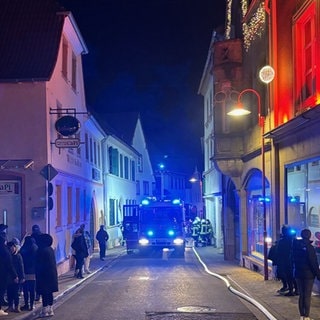 Die Feuerwehr aus Edenkoben und Edesheim ist am Freitagabend, 27. Dezember, zu einem Feuer in einem Mehrfamilienhaus in Edenkoben alarmiert worden.