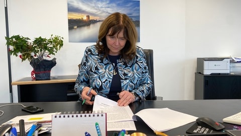 Oberbürgermeisterin Jutta Steinruck, Ludwigshafen, in ihrem Büro