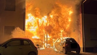 In der Silvesternacht kam es in Birkenheide (Rhein-Pfalz-Kreis) zu einem Carport-Brand, der auch auf zwei Wohnhäuser übergriff