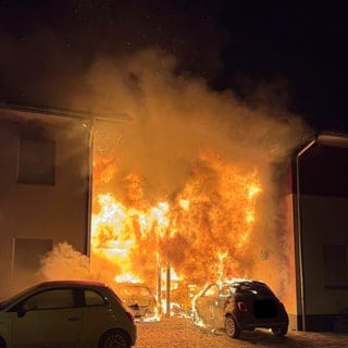 In der Silvesternacht kam es in Birkenheide (Rhein-Pfalz-Kreis) zu einem Carport-Brand, der auch auf zwei Wohnhäuser übergriff