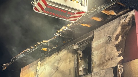 Die Feuerwehr beim Löscheinsatz an zwei Wohnhäusern in Birkenheide in der Silvesternacht.