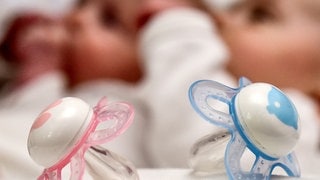 Symbole für ein Neujahrsbaby. Geburtenkliniken in der Pfalz freuen sich über Baby´s am 1.1.2025. 