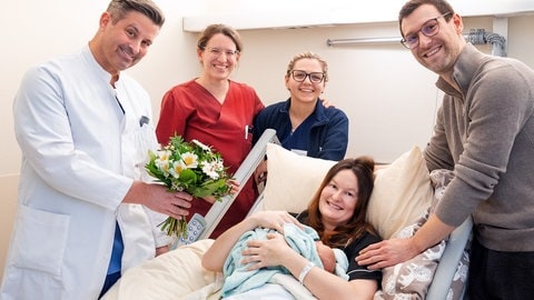 Das Neujahrsbaby Levi Leier mit seiner glücklichen Eltern im Diakonissen-Stifungs-Krankenhaus Speyer.