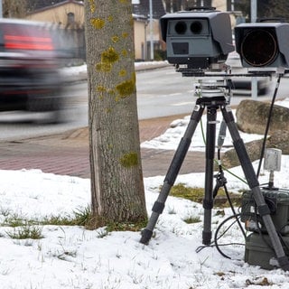 Ein mobiler Blitzer an einer Straße (Symbolbild). Das Ordnungsamt in Neustadt an der Weinstraße geht seit einem Jahr mit einem Blitzer gegen zu schnelles Fahren im Stadtgebiet vor - jetzt zieht die Stadt eine Bilanz.