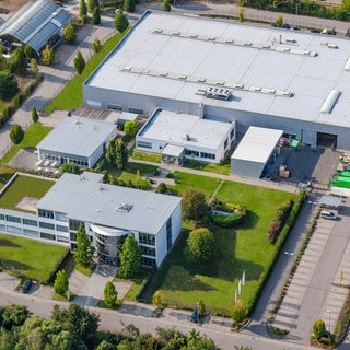 Ein Bild vom Gelände von Eberspächer catem in Herxheim im Kreis Südliche Weinstraße. Der Automobilzulieferer will Stellen streichen. Dagegen gibt es Protest.