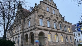 Vor dem Amtsgericht Speyer muss sich am Mittwochvormittag ein Mann aus Lingenfeld (Kreis Germersheim) verantworten. Er soll unter anderem Polizisten angegriffen und verletzt haben.