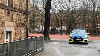 Ein Polizeiauto parkt auf dem Schulhof der Nordringschule in Landau. Jugendliche hatten offenbar einen Angriff auf ihre Mitschüler an einer Schule in Landau geplant. Der erste Unterrichtstag beginnt an der betroffenen Nordringschule deshalb in Anwesenheit von Polizisten und einer Psychologin.