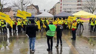 Etwa 150 Mitarbeiter der Deutschen Post haben am Donnerstag in Landau gestreikt. Tausende Pakete und Briefe in der Südpfalz und in Nordbaden könnten deshalb später ankommen.