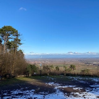 Wetterbild Pfalz: Blick vom Friedensdenkmal bei Edenkoben auf Rheinebene