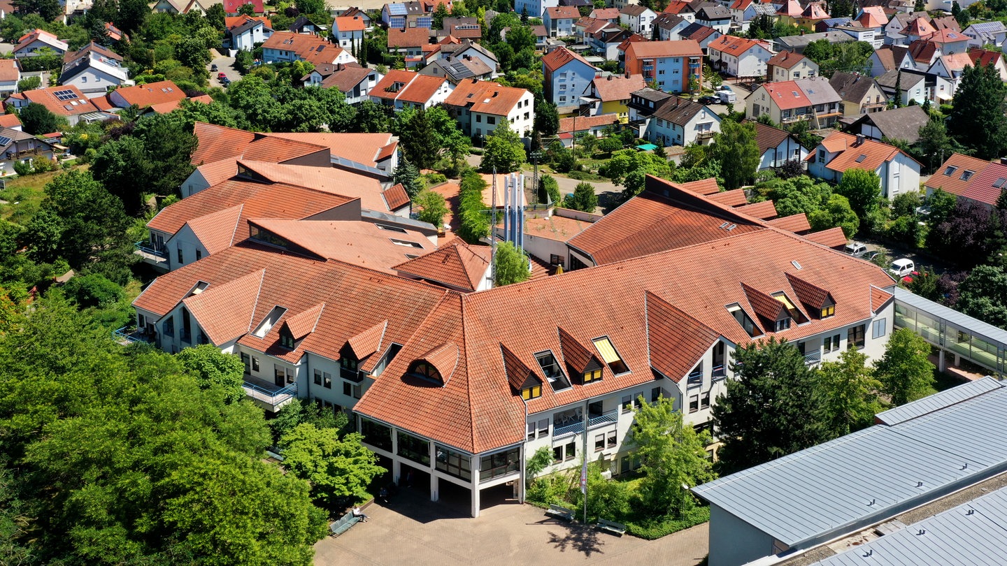 Caritas-Altenzentrum St. Bonifatius in Limburgerhof: Eine Luftaufnahme des Altbaus, der am 30. Juni 2025 geschlossen wird.