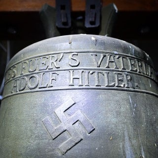 Die sogenannte Hitlerglocke der Kirche St. Jakob in Herxheim am Berg mit Hakenkreuz und Inschrift "Alles fuer's Vaterland - Adolf Hitler"